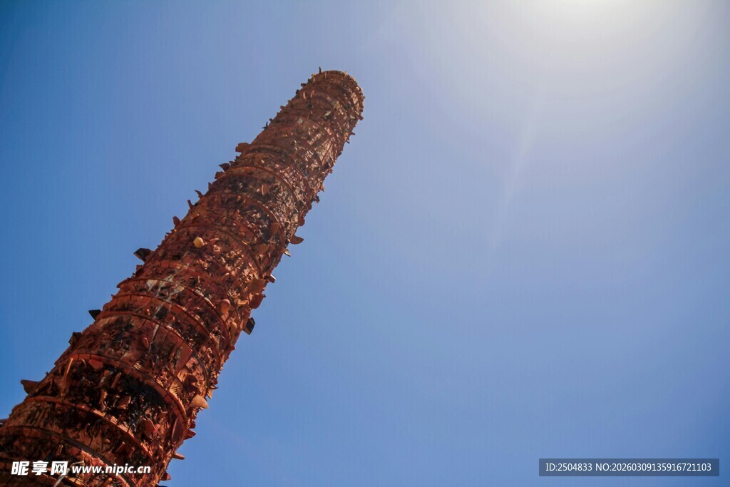 高耸烟囱映蓝天