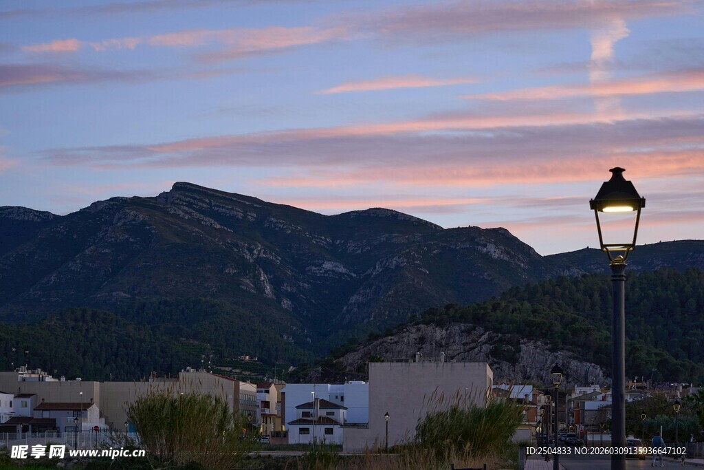 黄昏山城 路灯伫立美景