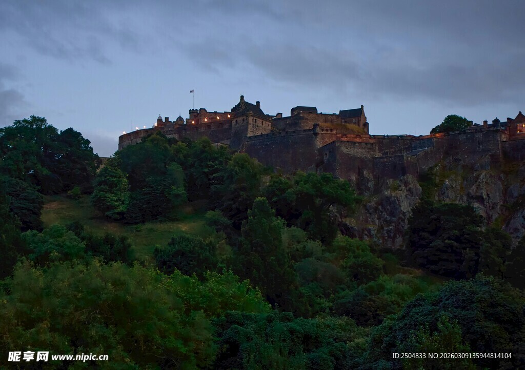黄昏下的城堡与葱郁山林