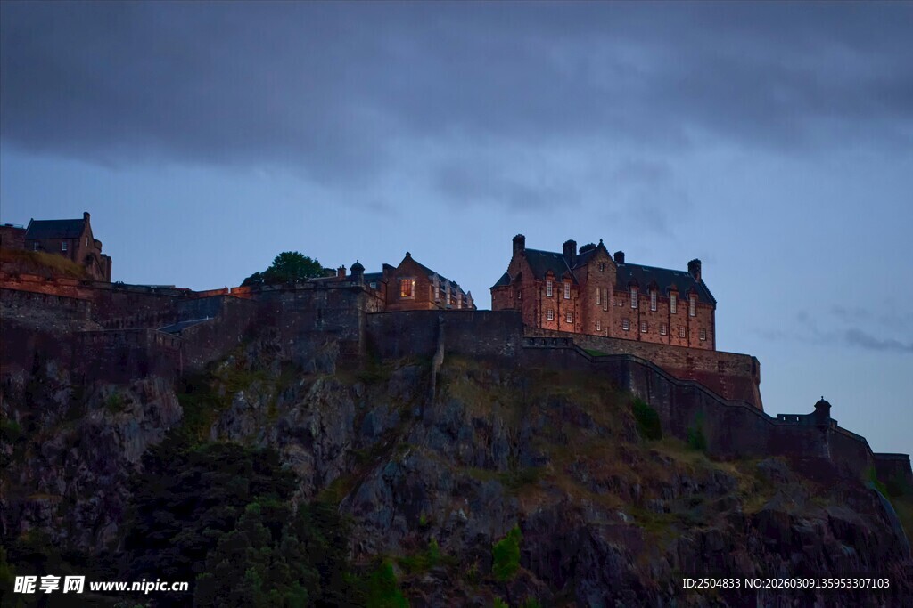 黄昏下的古老城堡