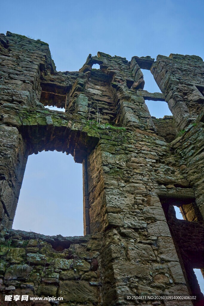 古老石砌城堡遗迹