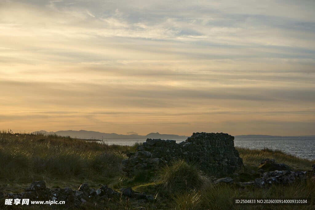 黄昏下的原野与石堆景观