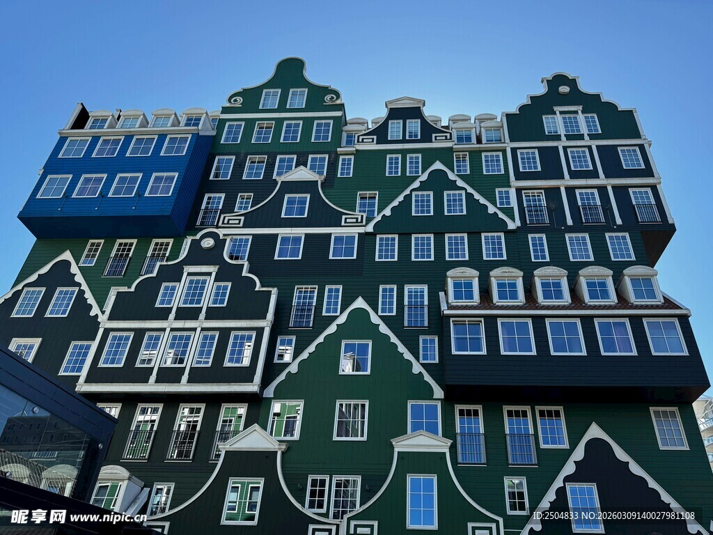 荷兰特色倾斜多彩建筑