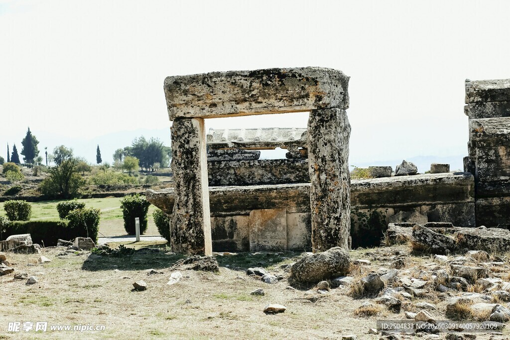 古老遗迹残垣断壁景象