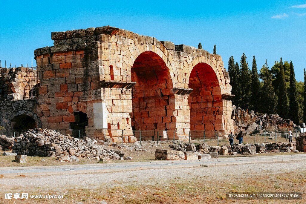 古老罗马拱门遗迹