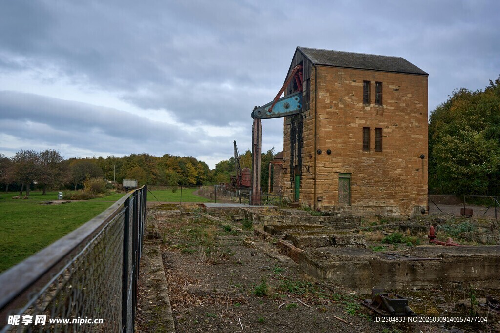 古老砖房旁的围栏与开阔地