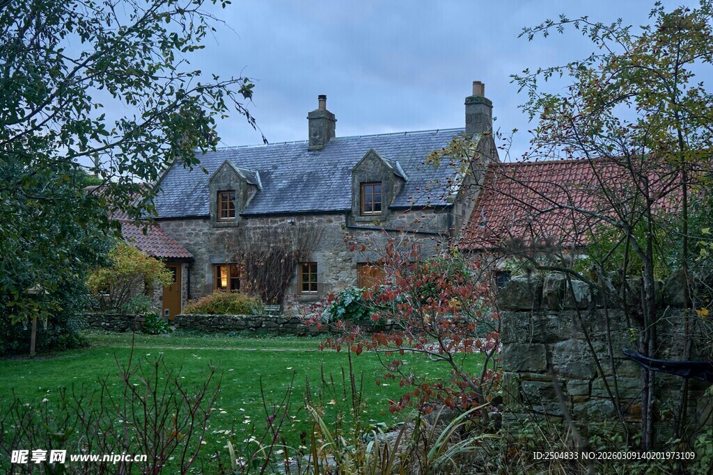 乡村静谧小屋与翠绿草坪