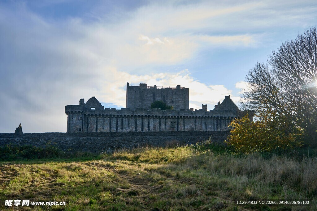 古老城堡矗立开阔草地