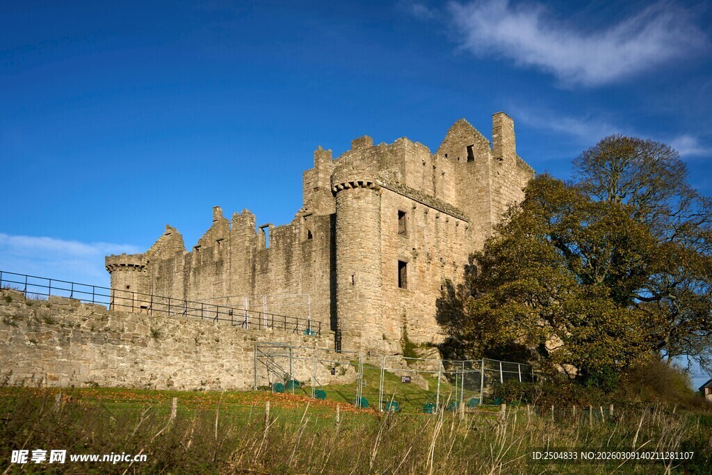 古老城堡矗立蓝天绿草间