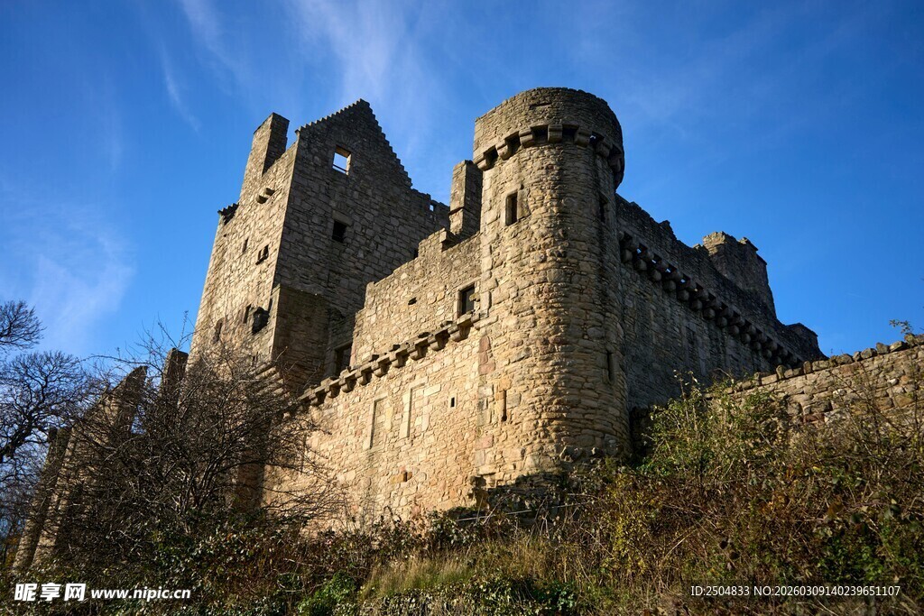 古老城堡矗立山丘之上
