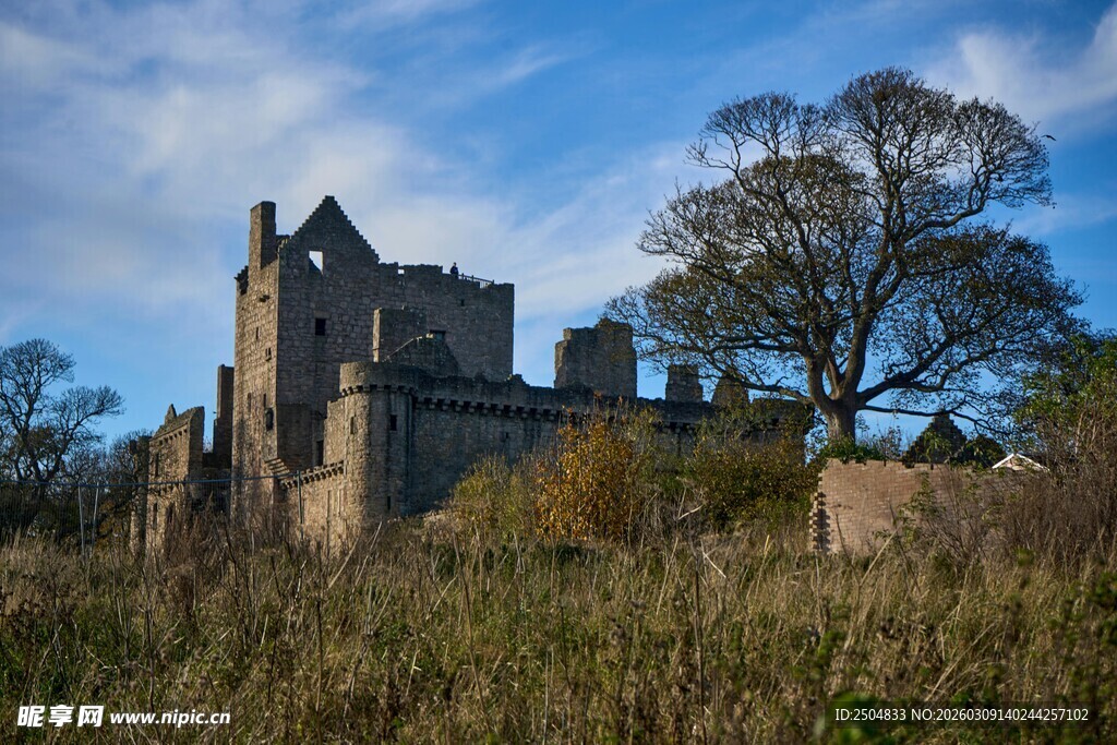 古老城堡矗立荒野之中