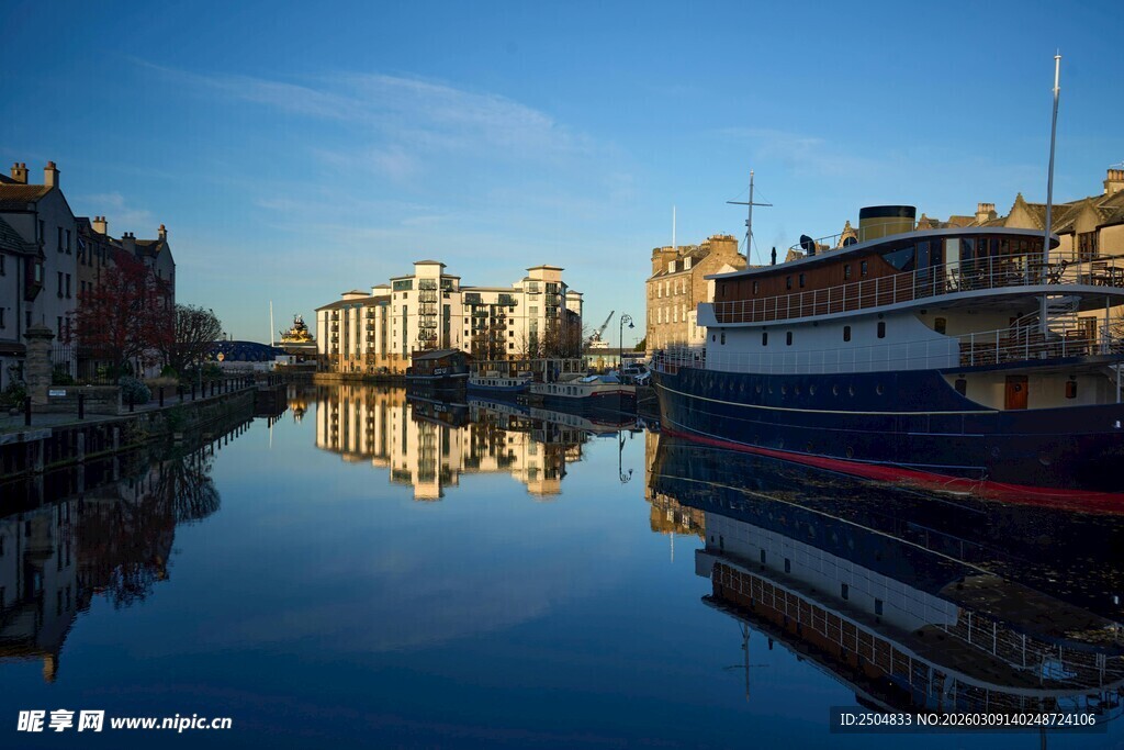 河畔城市风光 静谧水面倒影