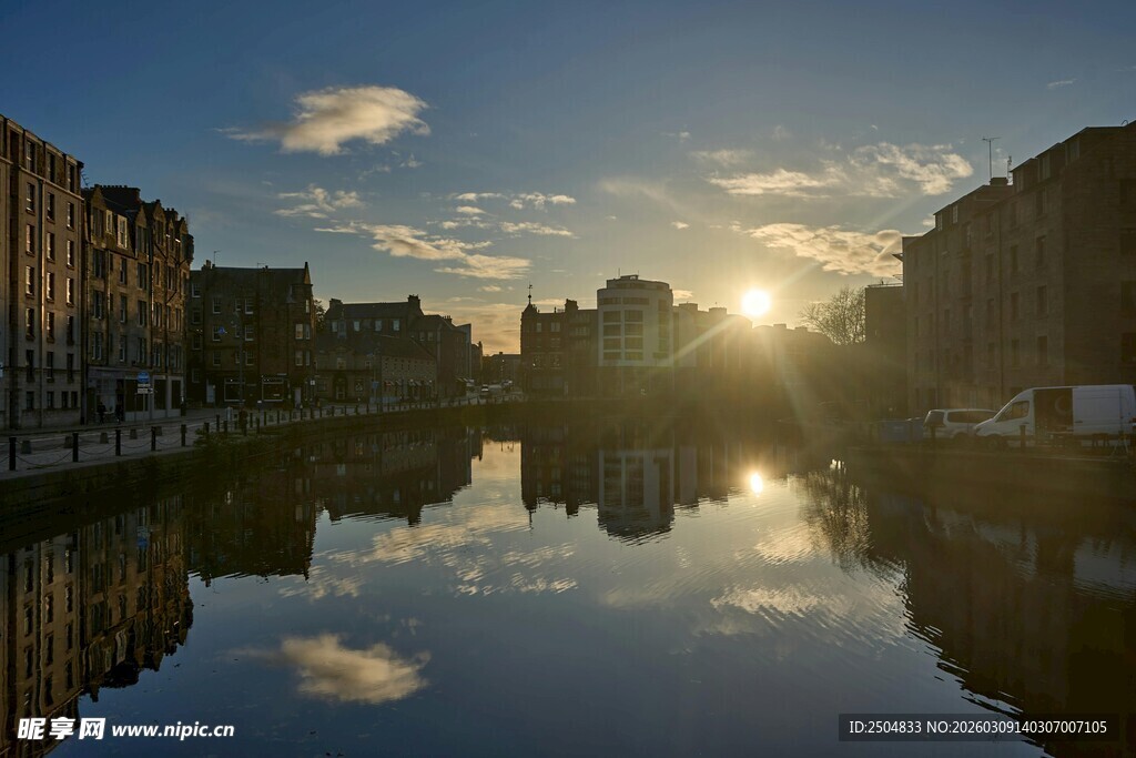 河畔夕阳下的静谧城市倒影