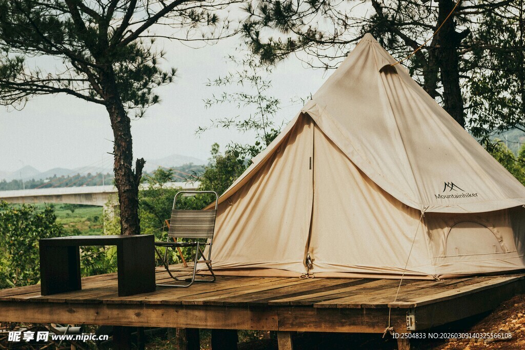 户外木质平台上的露营帐篷