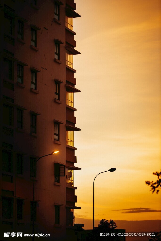 夕阳下的城市建筑剪影