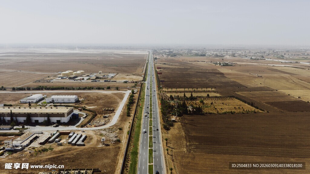 俯瞰空旷大地间的公路
