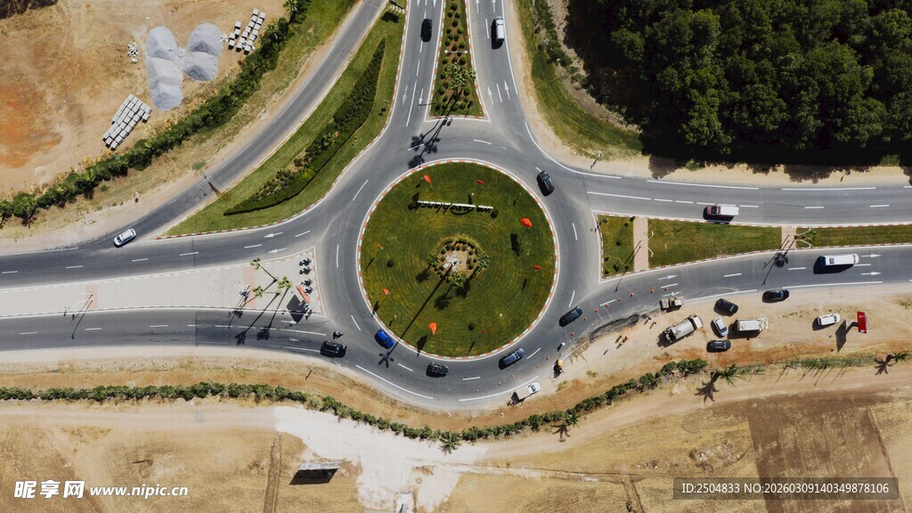 俯瞰环形交叉路口景观