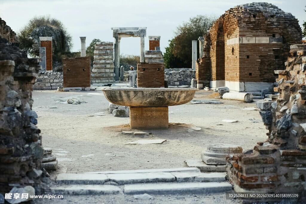 古老遗址中的石质喷泉