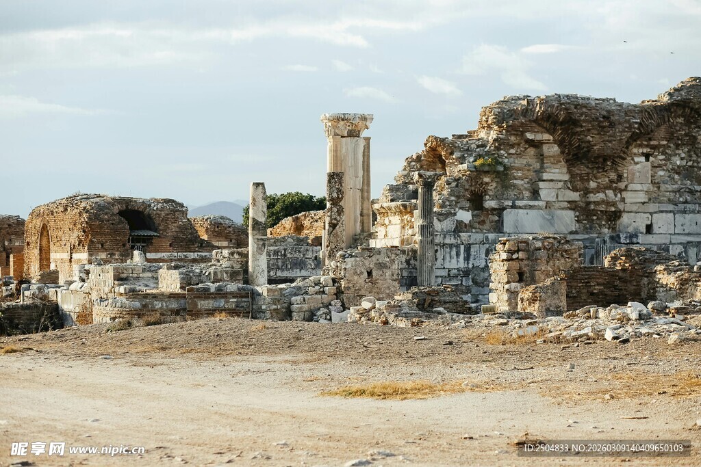 古老废墟展现历史沧桑