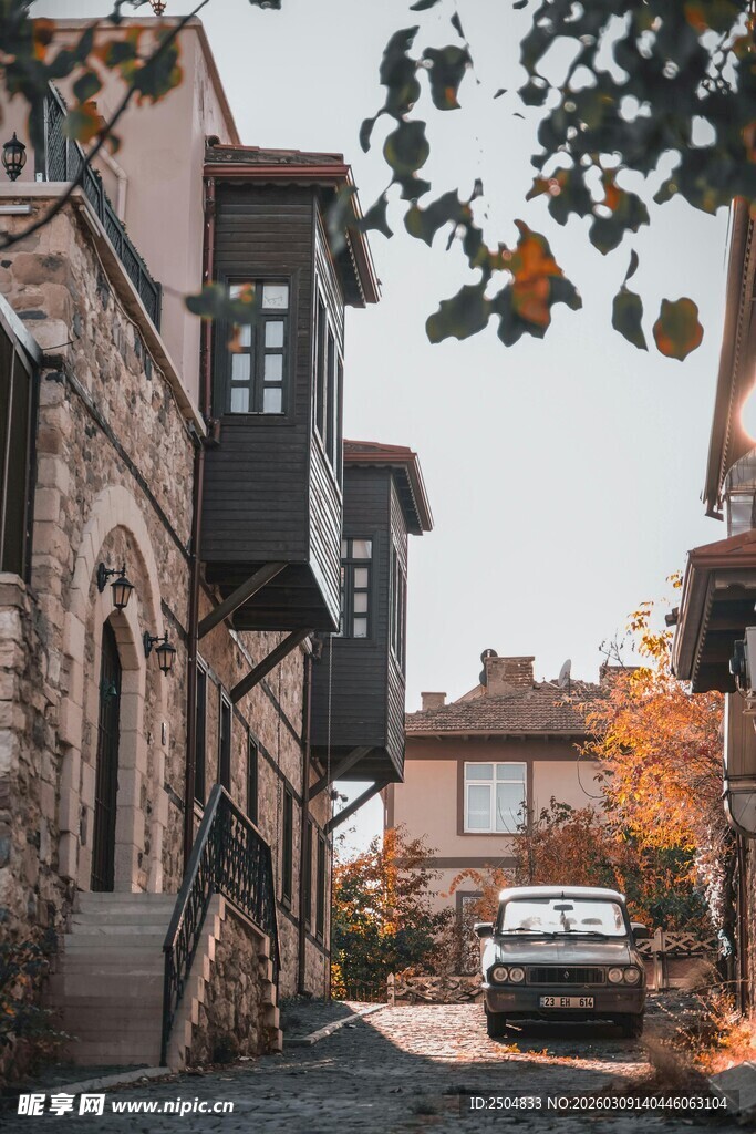 古朴小巷中的静谧街景