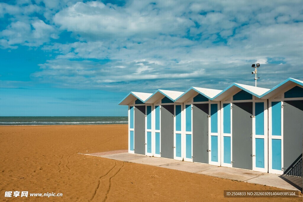 沙滩上的蓝白小屋