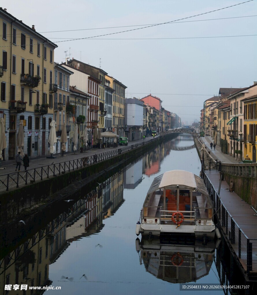 河畔小船 静谧城市水道风光