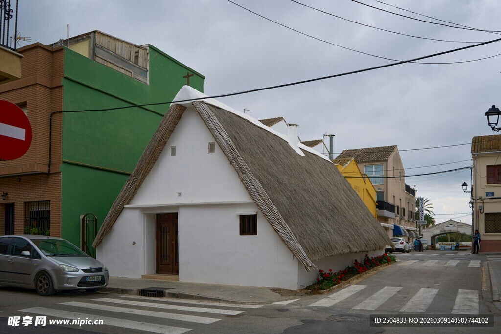 街边独特的茅草顶小房屋