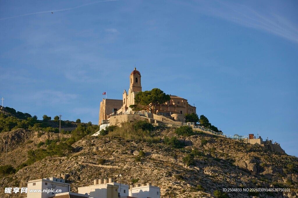 山顶古老建筑风景