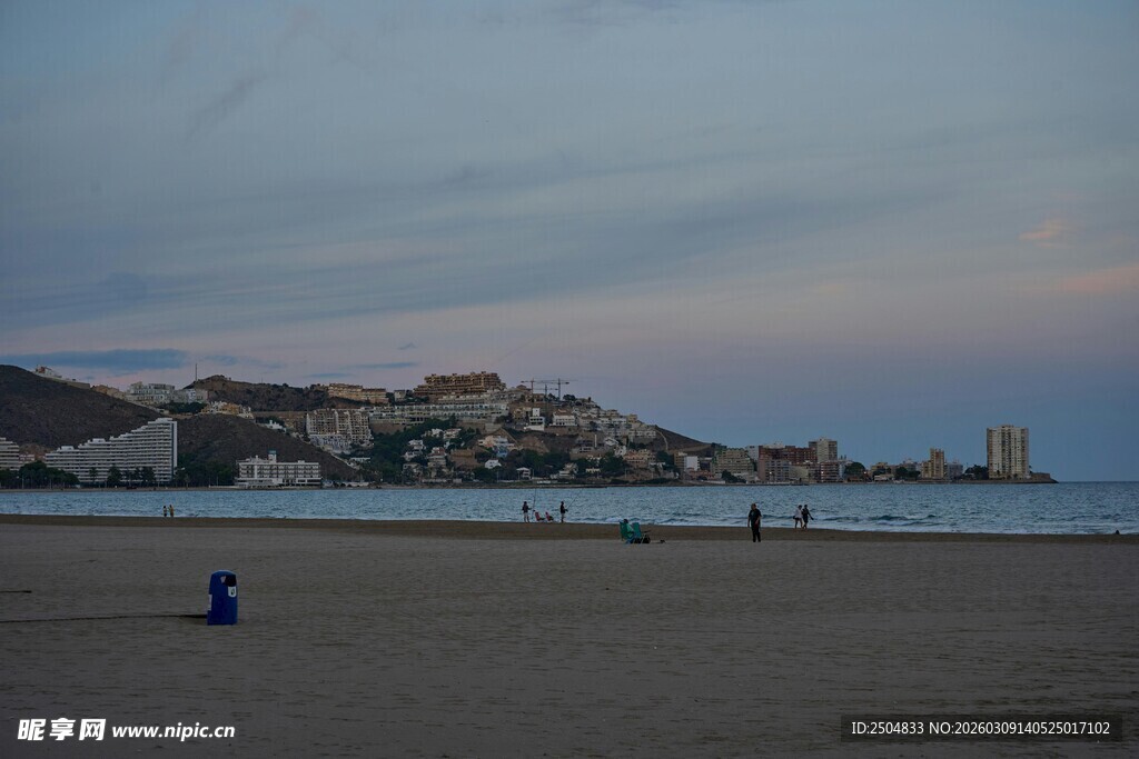 黄昏下宁静的海边沙滩