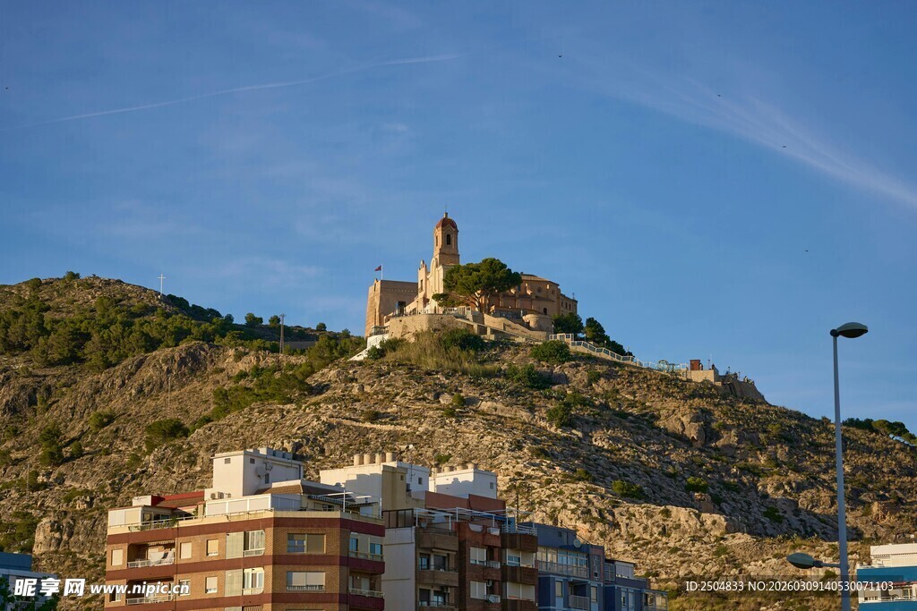 山丘上的建筑与城市景观