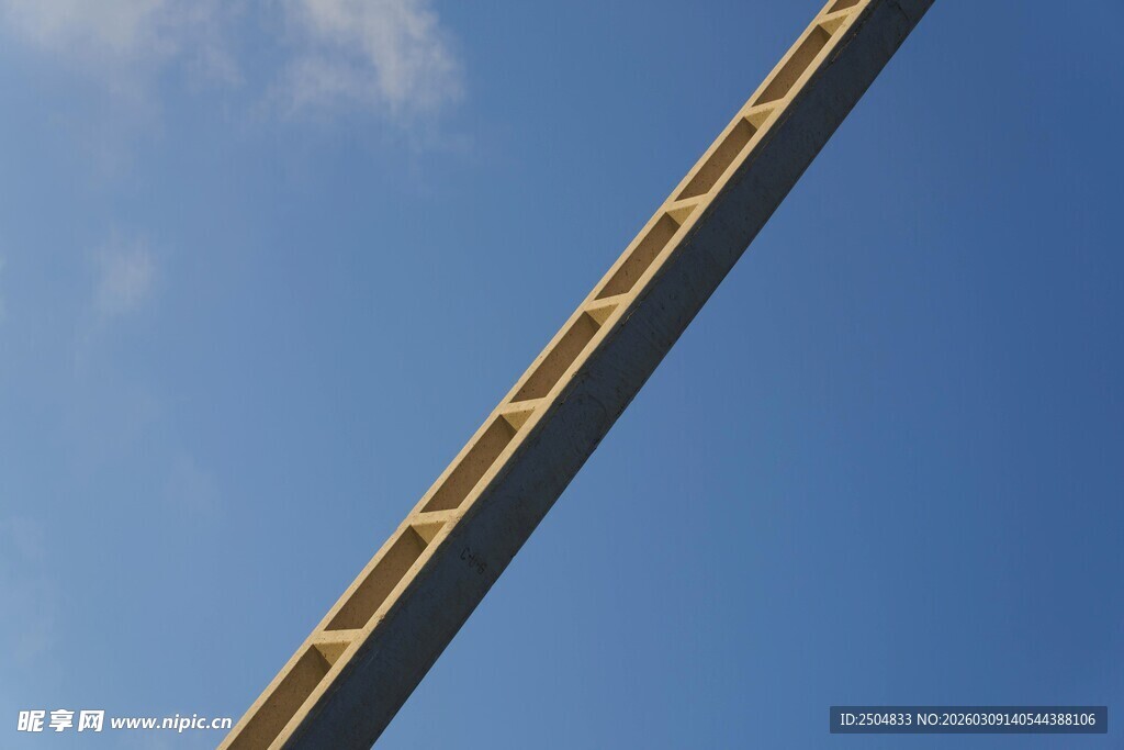 仰视下的桥梁钢梁