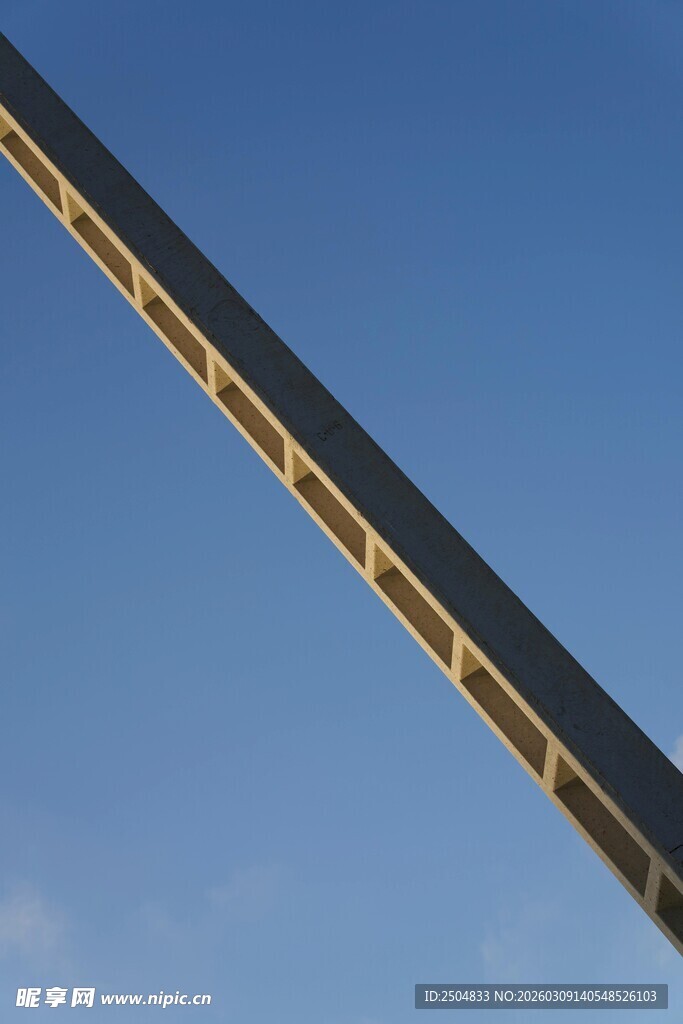 蓝天映衬下的长条结构物