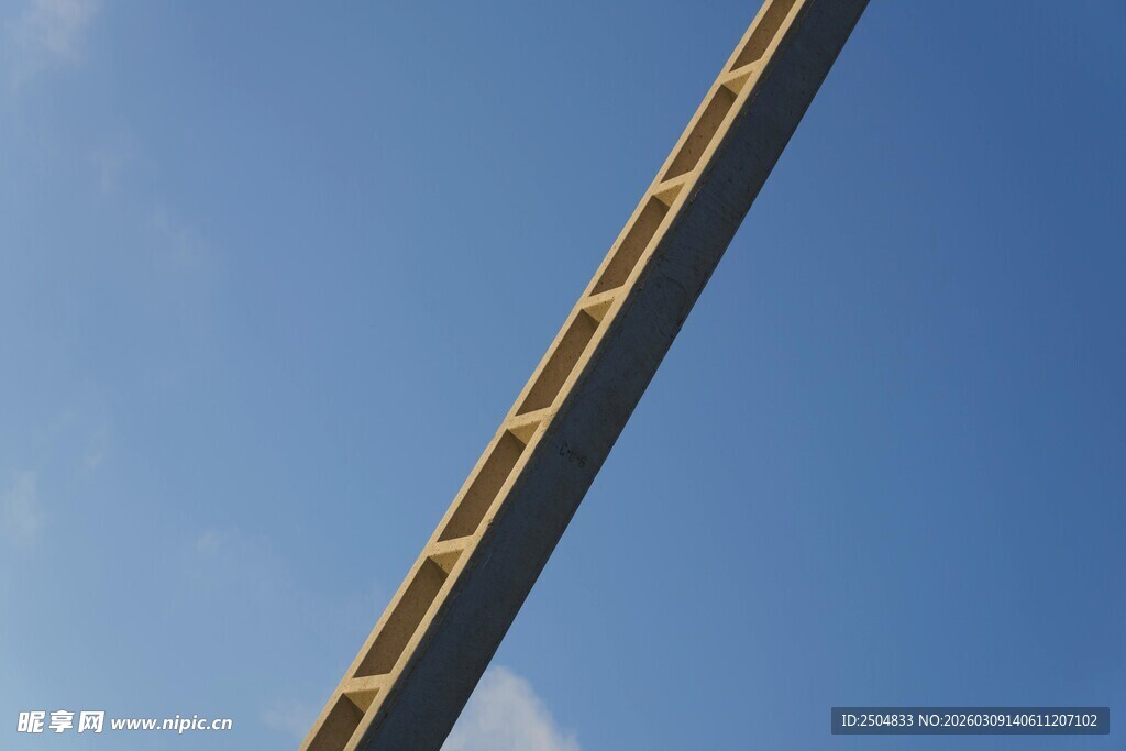 仰视下的高耸桥梁结构