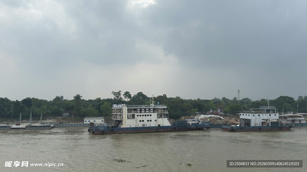 江边停泊的船只