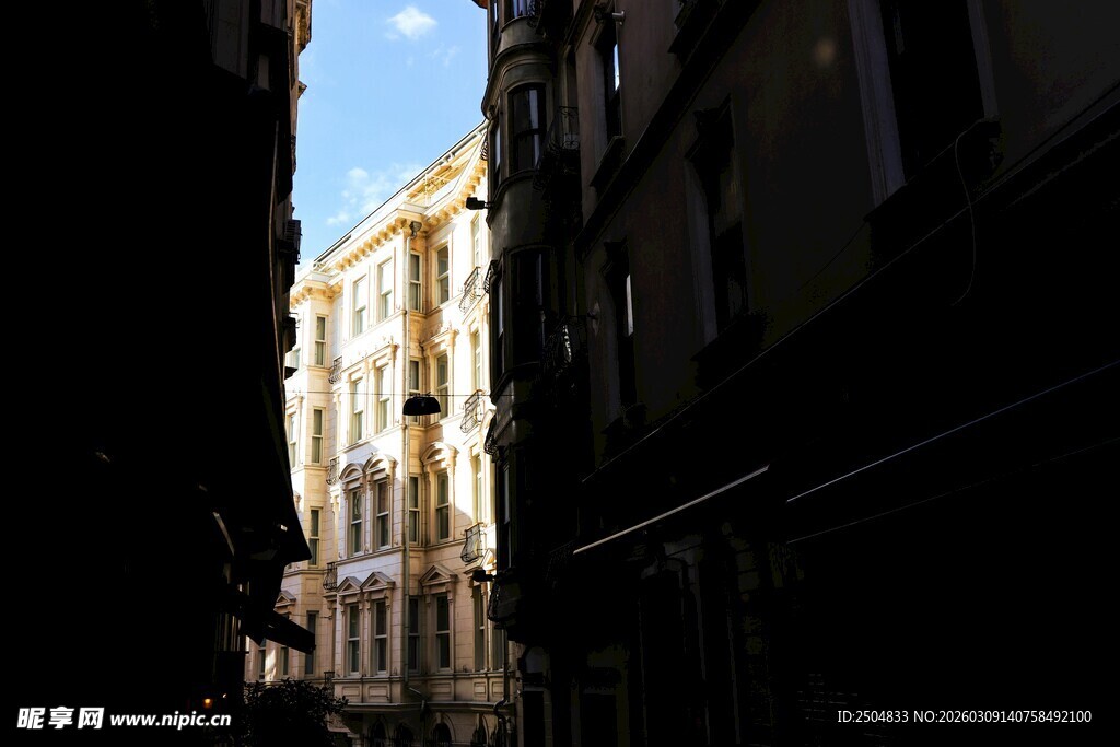 狭窄街巷中的欧式建筑