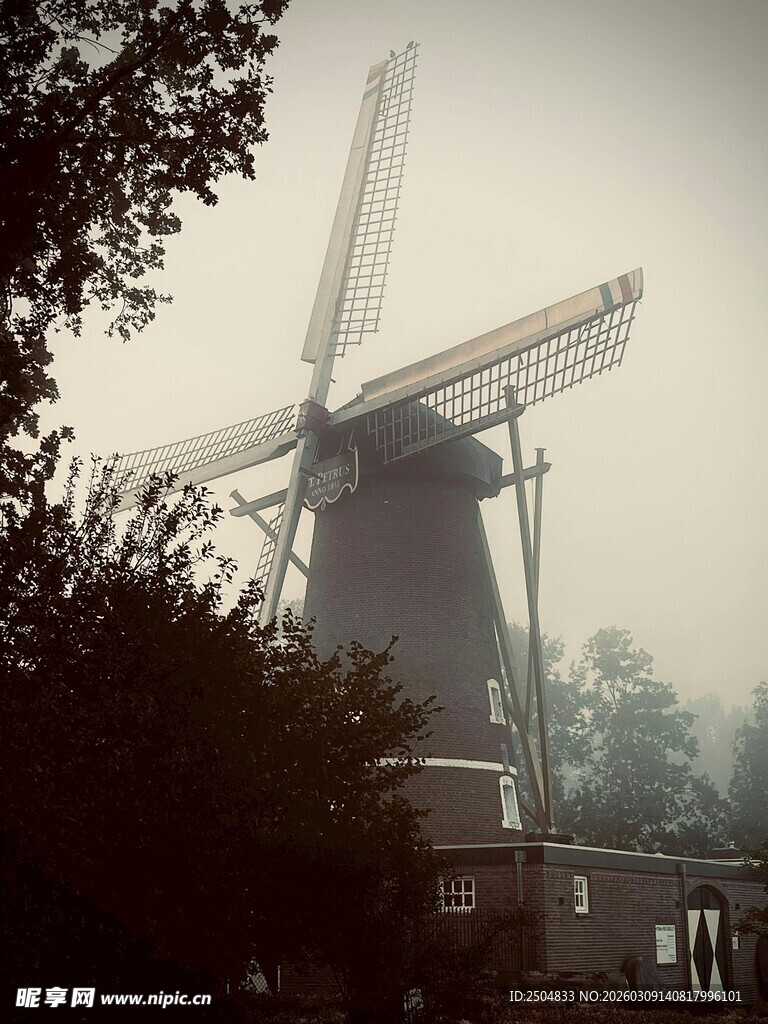 雾中古老风车