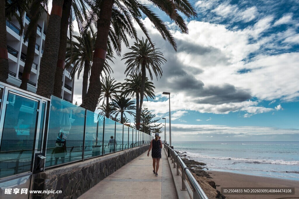 海边漫步的惬意景致