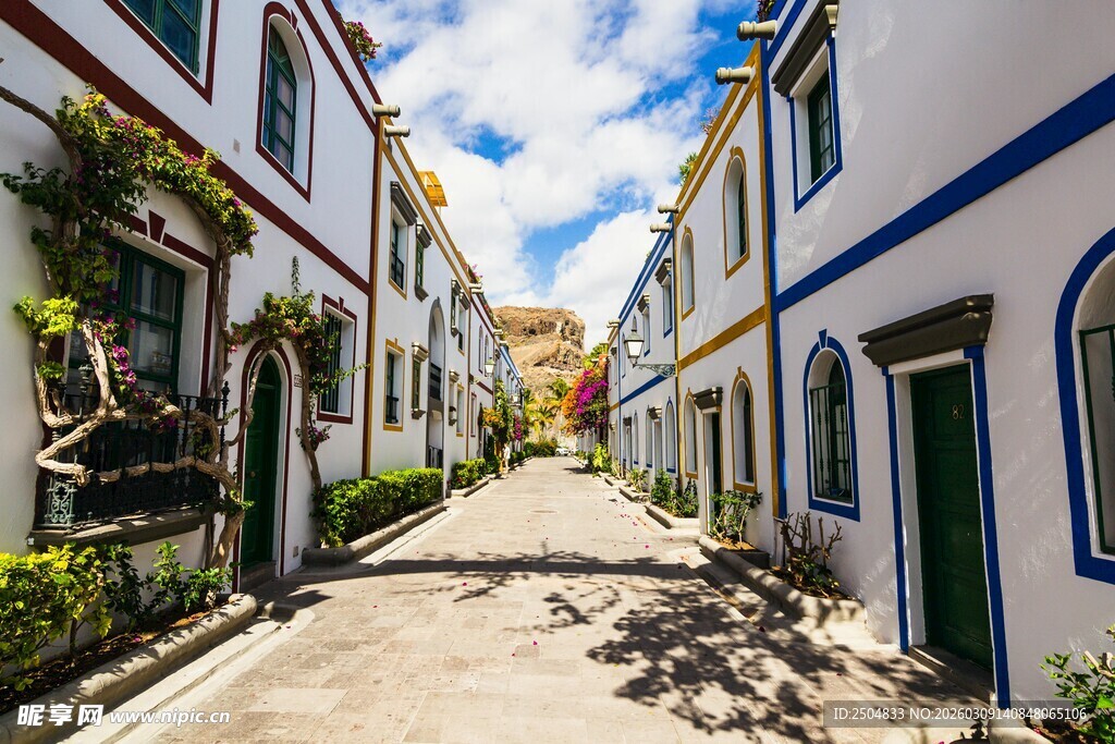 蓝白小镇的宁静小巷