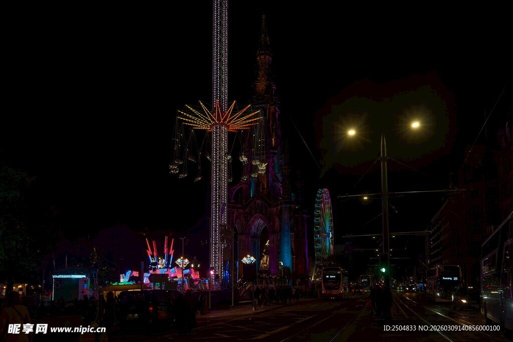 夜晚街头的绚丽 乐设施