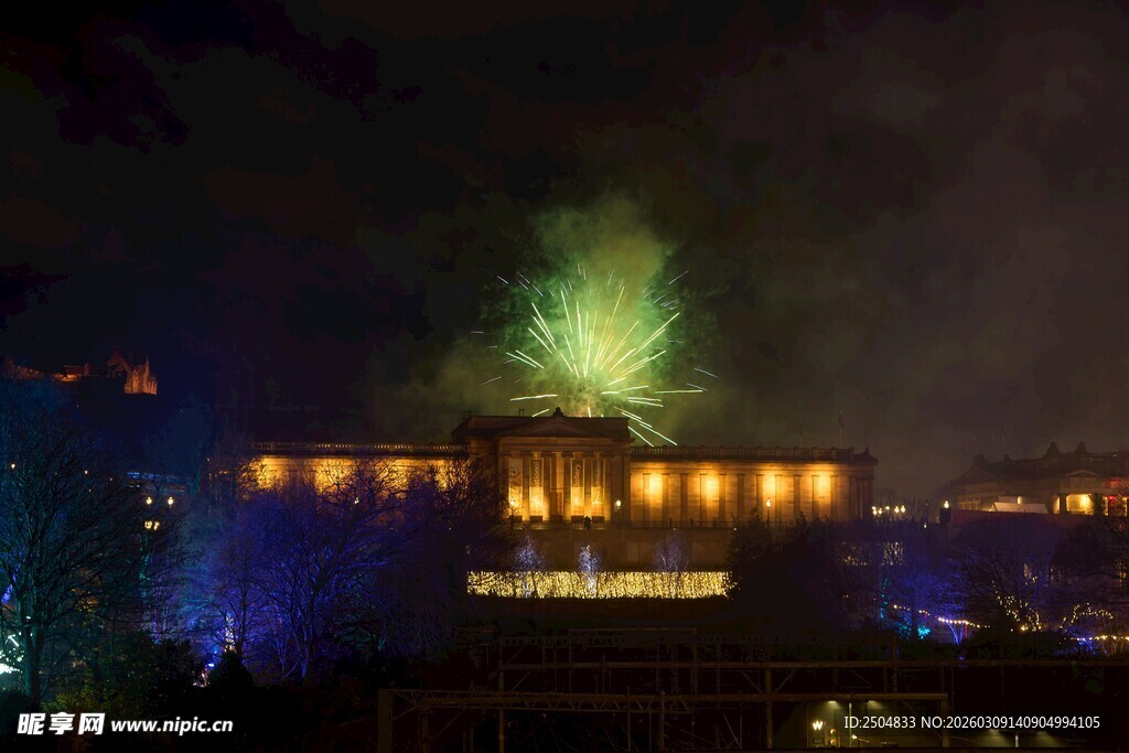 夜晚璀璨灯光下的建筑景观