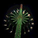 夜空中璀璨的旋转飞椅