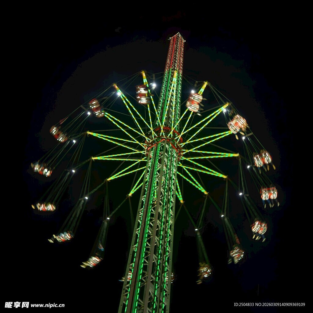 夜空中璀璨的旋转飞椅