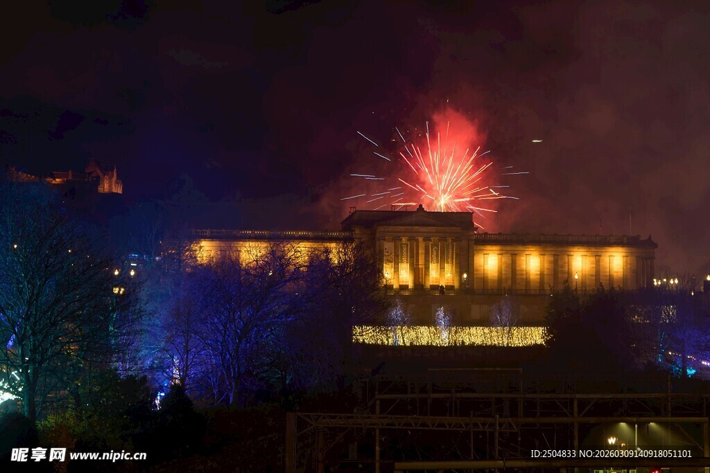 夜空中绚丽的建筑烟花秀