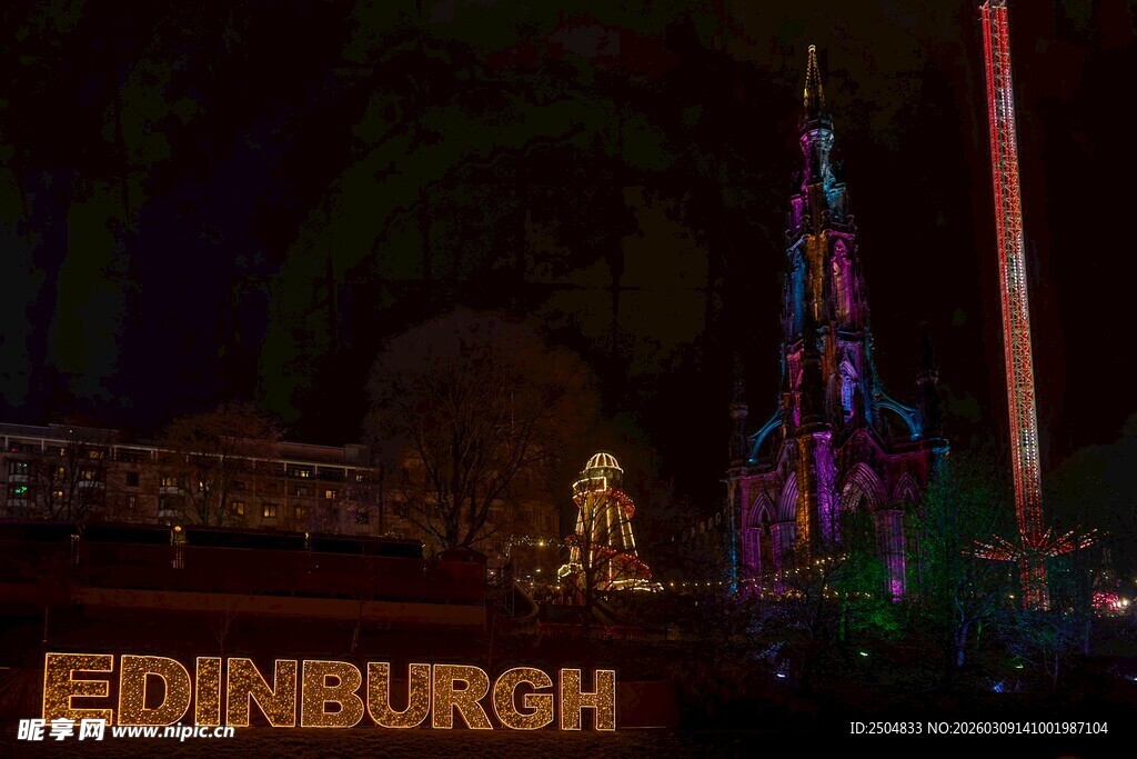 爱丁堡夜景中的绚丽建筑