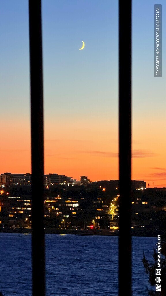 黄昏湖畔城市天际线美景