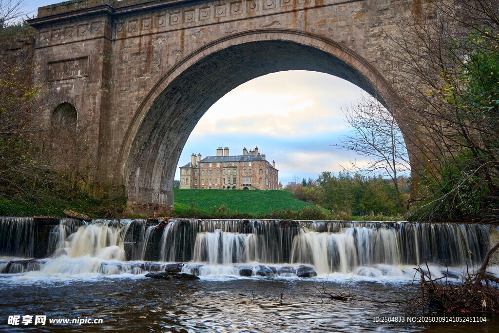 石桥下的潺潺流水景观