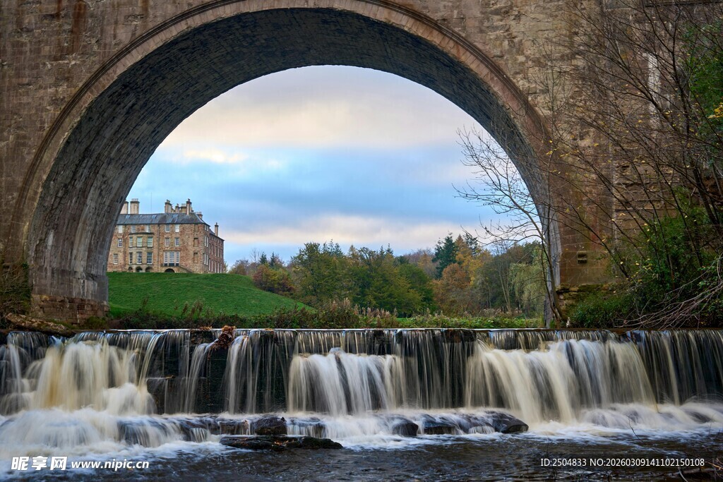 石桥下的壮美瀑布景观