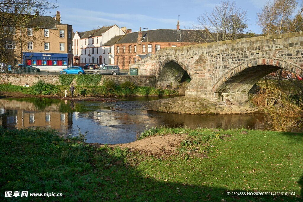 河畔石桥边的美丽景致
