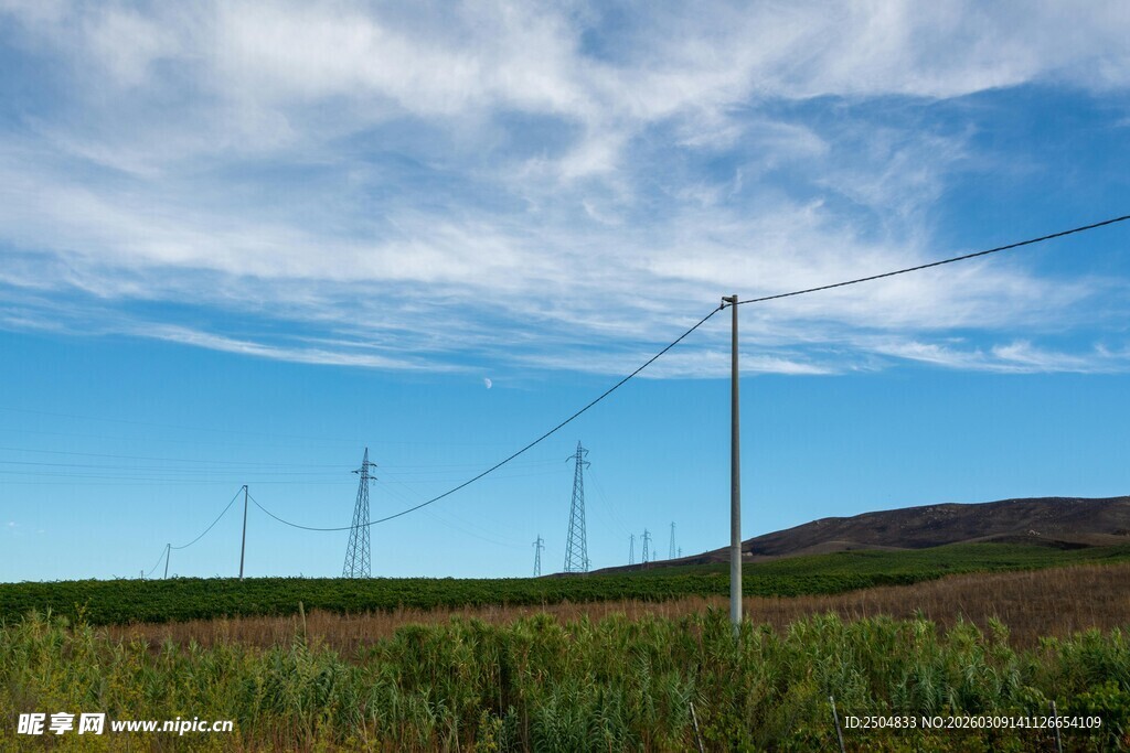 田野间的输电线路