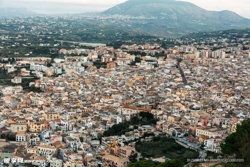 俯瞰城市全景与远山风光